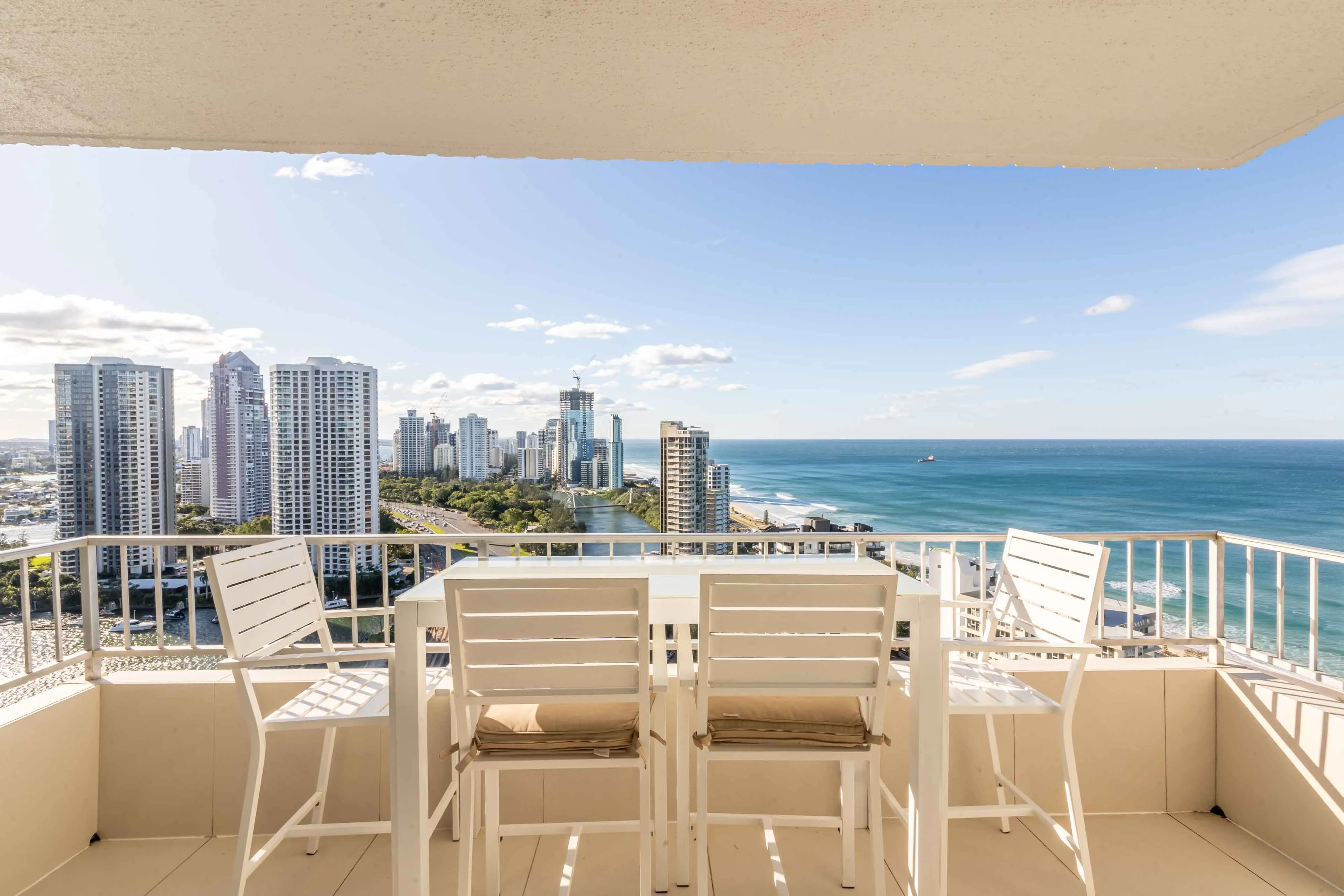 Glamorous 2BD Escape, Breathtaking Panoramic Views